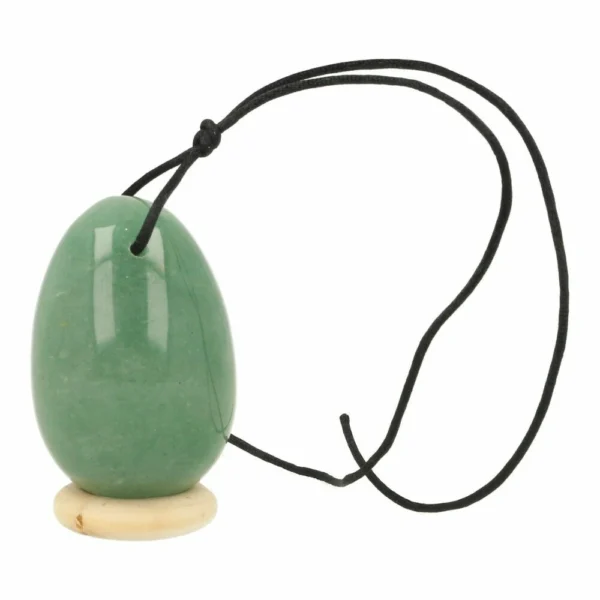 Groene aventurijn yoni ei van 45x30mm op houten ringetje en met gaatje voor een koordje