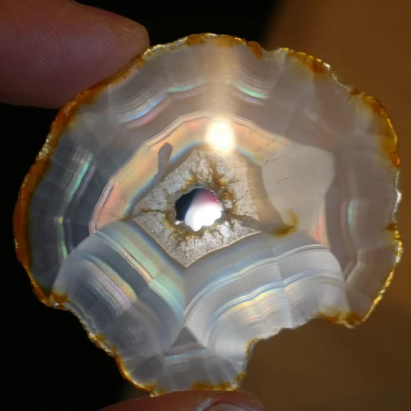 Mooie iris agaat schijf met veel regenbogen en holte nr10 uit Indonesië