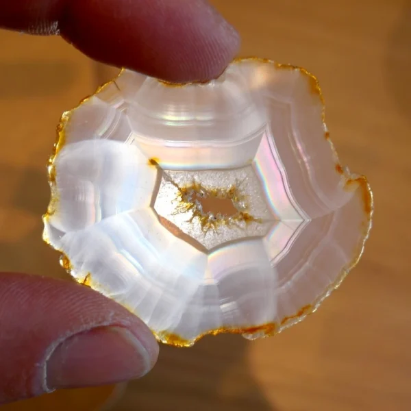 Zeldzame iris agaat schijf nr2 vol met regenboogjes uit Indinesië