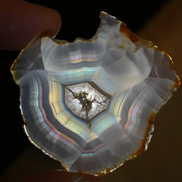 Fraaie iris agaat schijf nr6 uit Indonesië met kristal in het midden