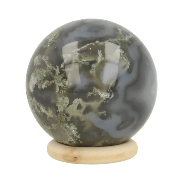 Fraai getekende mosagaat bol met een diameter van 49mm op een houten ringetje