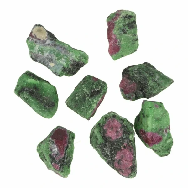 Fraaie stukjes robijn in zoisiet ruw van 3-4cm lang