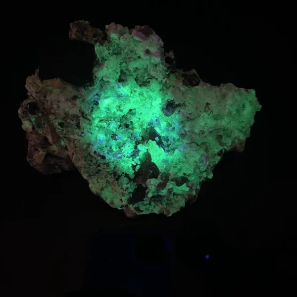 Bijzondere hyaliet opaal met fraaie zwarte toermalijn nr3