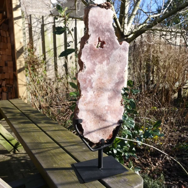 Fraaie grote roze amethist op standaard van 52,5cm hoog uit Brazilië