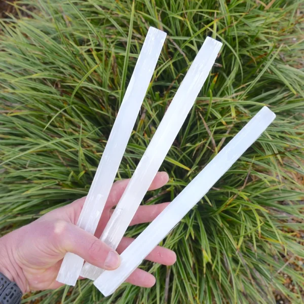 Seleniet staaf ruw (satijnspaat) van circa 30cm lang