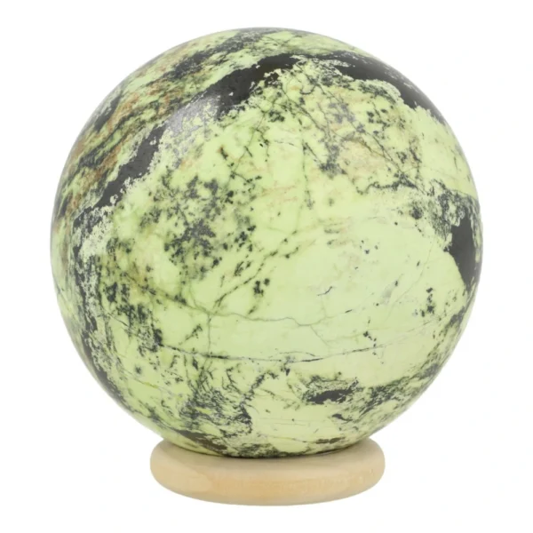 Fraai getekende Australische groene opaal bol met magnetiet en een diameter van ruim 60mm