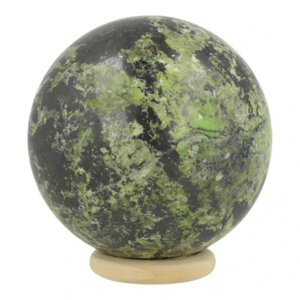 Fraai getekende Australische groene opaal bol met magnetiet en een diameter van 64mm