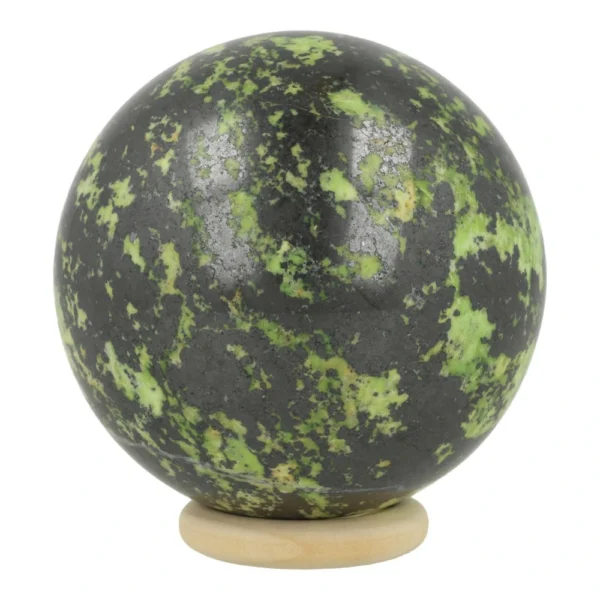 Fraai getekende Australische groene opaal bol met magnetiet en een diameter van 65mm