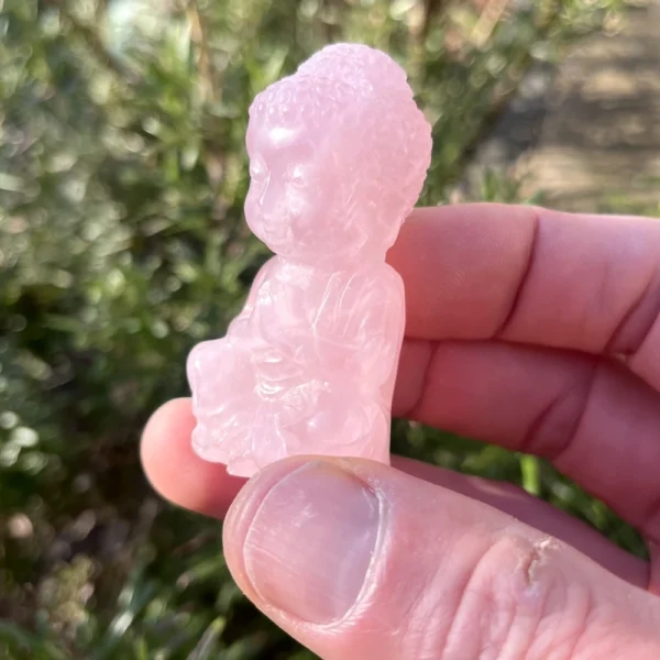 Fraaie rozenkwarts boeddha van 6cm hoog met mooie tekening