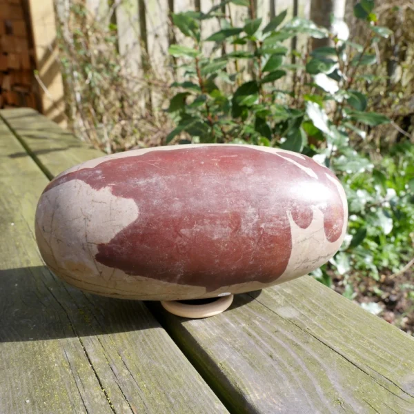 Fraaie shiva lingam van 19cm lang met houten ring