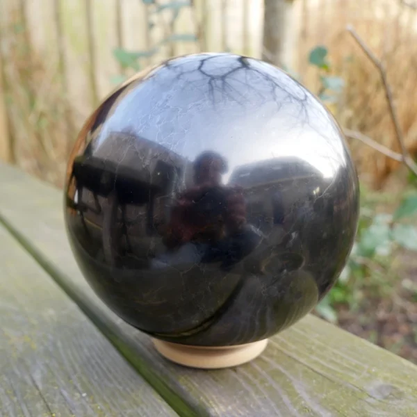 Fraaie grote grijs-zwarte shungiet bol met diameter van ruim 15cm