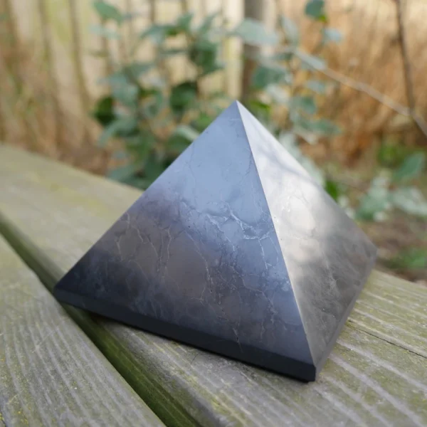 Fijne shungiet piramide met zijdes van 10cm en ongeveer 7,5cm hoog