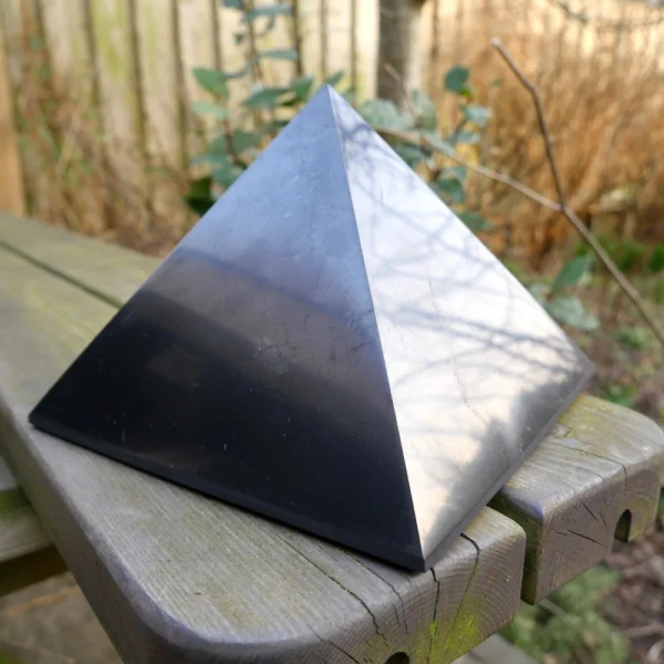 Bijzondere grote shungiet piramide met een basis van 20x20cm en 15cm hoog