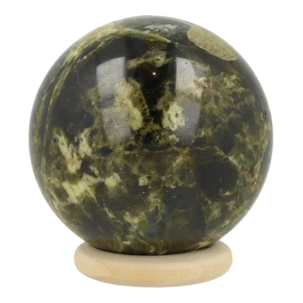 Bijzondere donkergroene tsavoriet bol of ook wel grossulaar, groene granaat met een diameter van 51mm