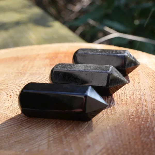 Zilverglans obsidiaan massagesteen van 5cm lang met punt en bolle kant