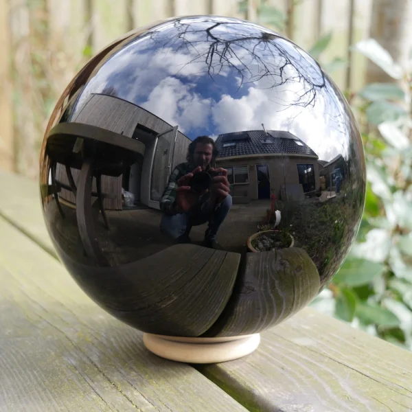 Flinke zwarte obsidiaan bol met diameter van ruim 15cm op houten ring